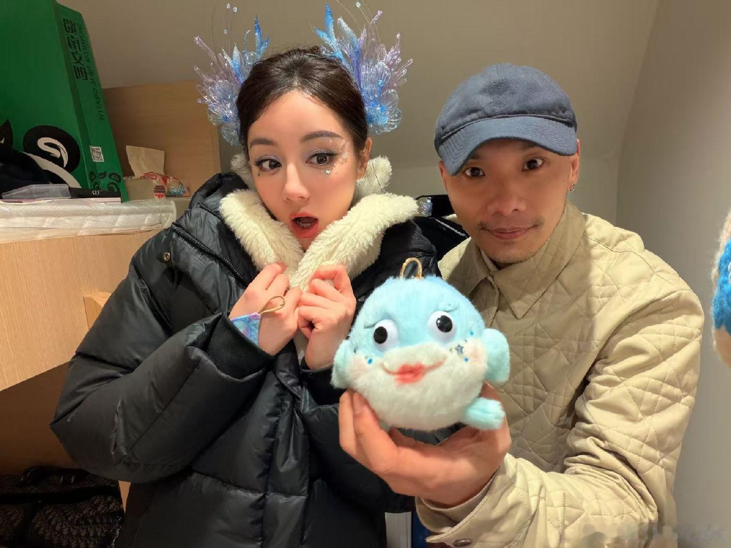 王亚飞晒和迪丽热巴合照王亚飞晒与迪丽热巴合影王亚飞晒和迪丽热巴合照 