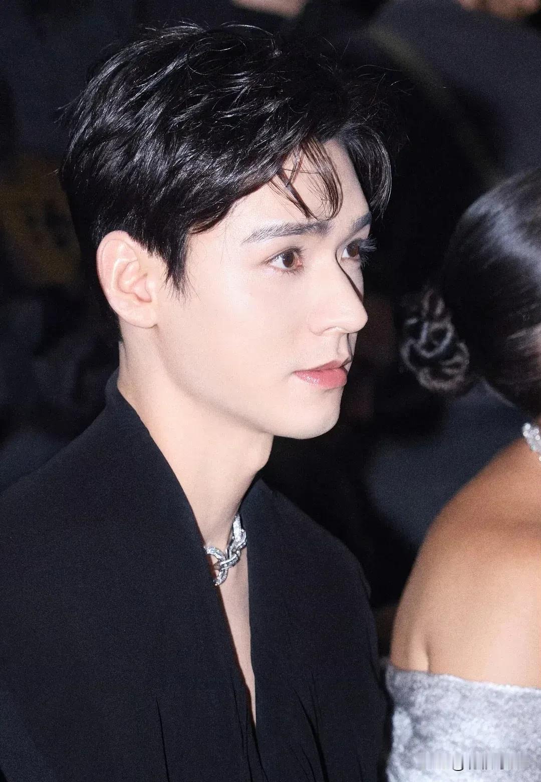 😜宝子们，来聊聊帅气迷人的龚俊呀！
 
🎈龚俊的颜值简直逆天，那精致的五官让