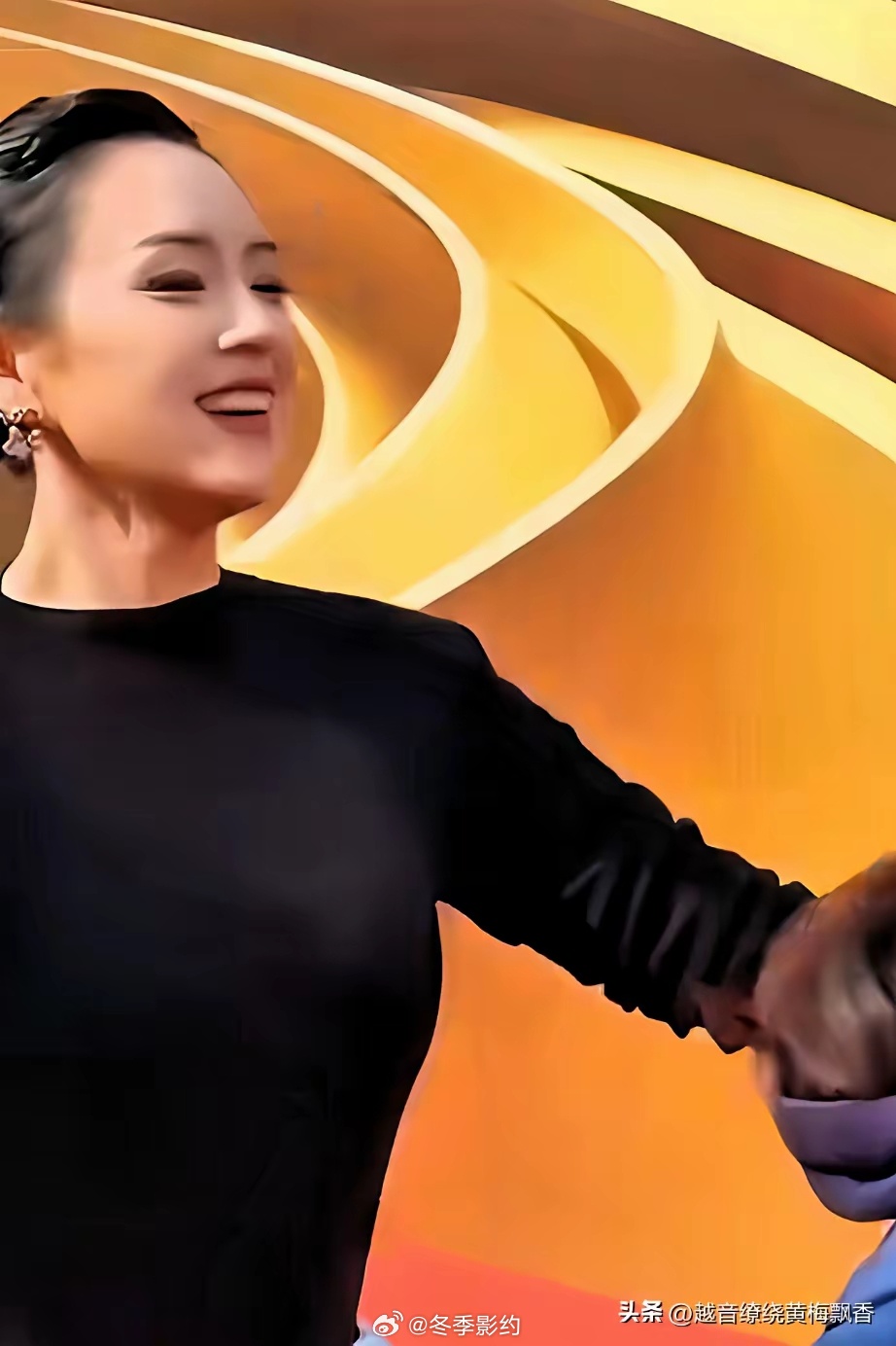 章子怡远远看到梅婷，就满面笑容的开始招手，双臂张开欲作拥抱状，可是走到跟前时，梅