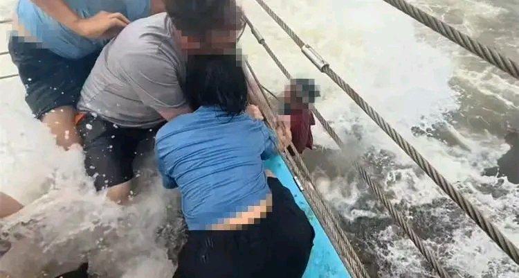 广东网红“恋爱堤”遭海浪冲击，一儿童险被冲走，当地：人已被救，此处非景点，已封闭