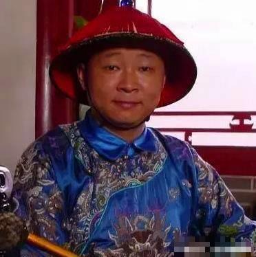 [太阳]他放着好好的演员不做，一头钻进深山养鸡，可钻进去就出不来了。他亲口承认，