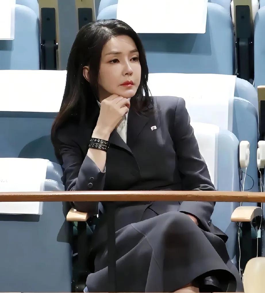 金建希或一辈子都走不出监狱了！
韩国法院裁定，将于本月24号召开金建希的首场听证