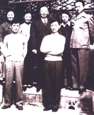 梅兰芳与子女们在北京寓所的合影。(后排起)屠珍、葆玥、梅兰芳、林映霞、葆琛、绍武