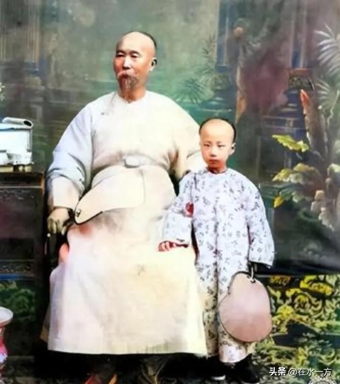 李鸿章到底是英雄还是罪人，这是个极具争议的话题。有人觉得他是英雄，作为晚清洋务派