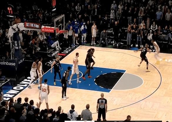 这比赛简直是NBA历史上的一大奇观！

火箭加时赛领先13分，居然被缺兵少将的森