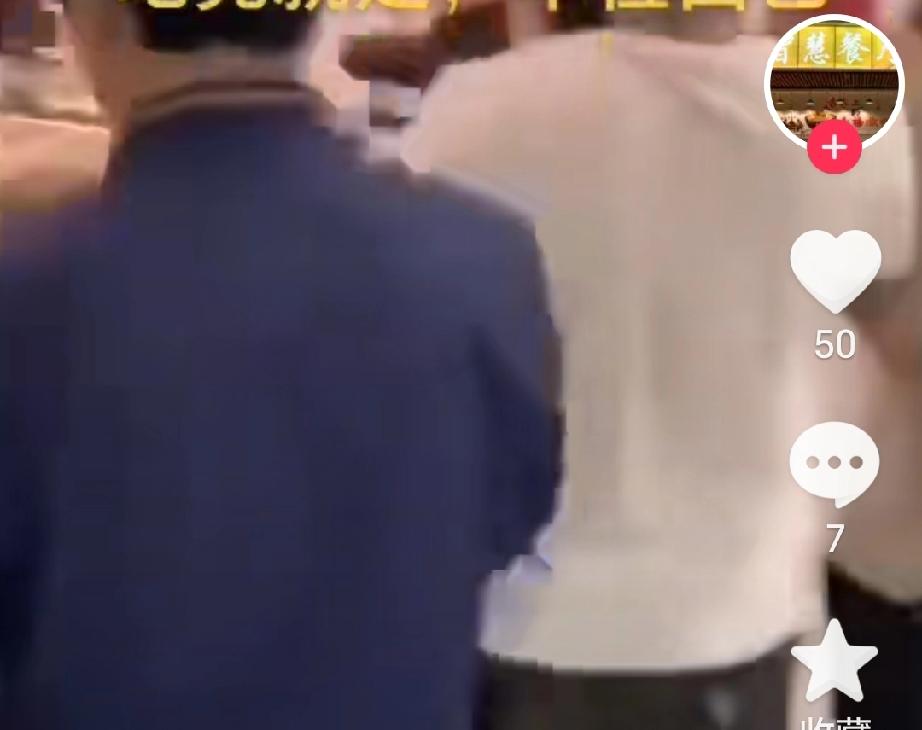 深夜餐馆的自助付款：信任是最好的生意名片
 
凌晨两点的大连餐馆，老板趴在收银台