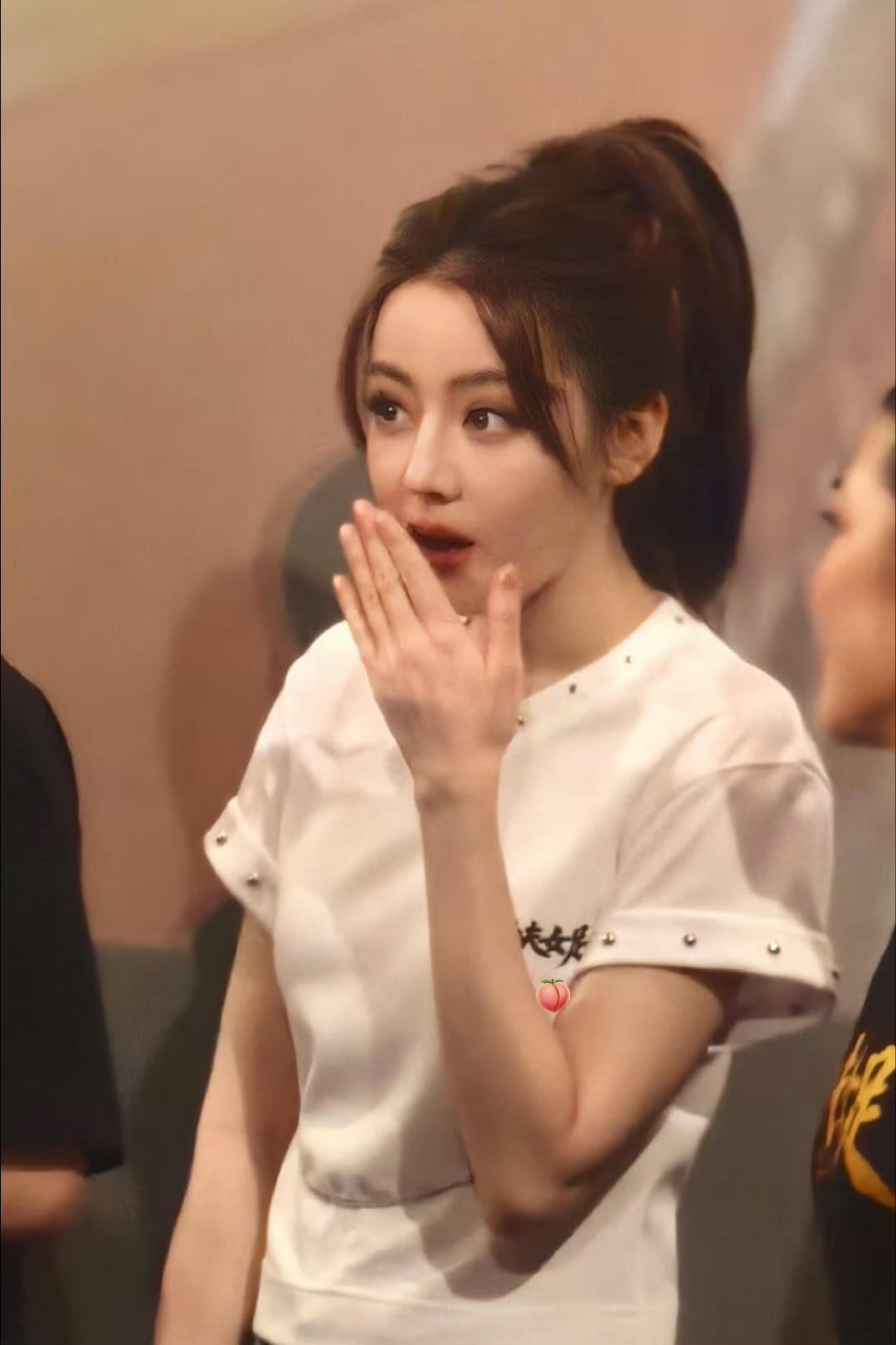 迪丽热巴香港造型迪丽热香港路演单访，耳朵上戴的装饰好看 