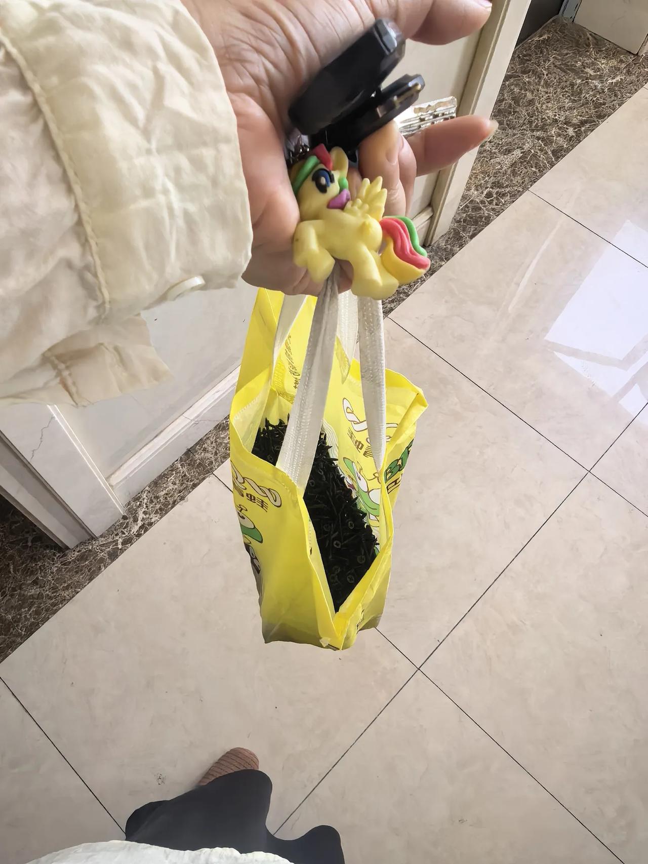 今天中午设计师回来吃午饭了！说实话，我都不记得他上次在家吃午饭是什么时候了！
