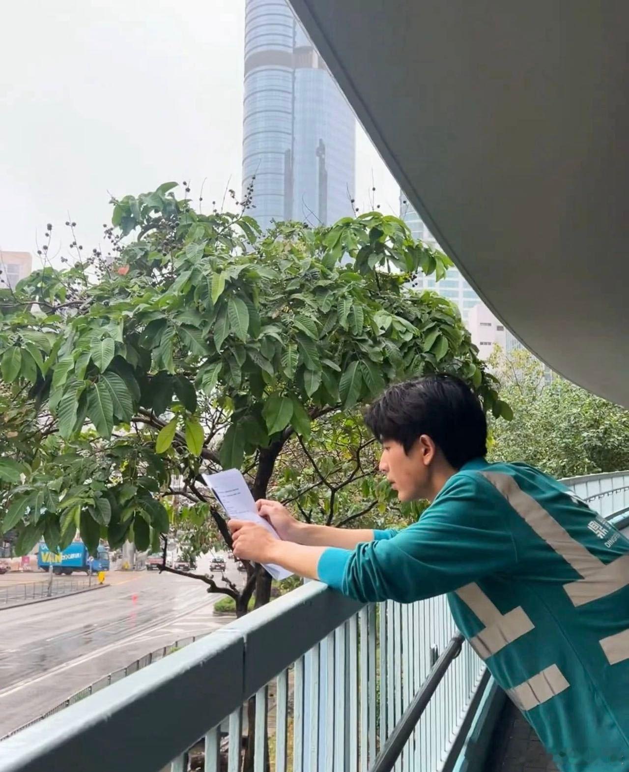 张凌赫港漂蒋峤西带大家看看风景 黑皮蒋峤西港漂vlog好治愈！等日出的期待，在太