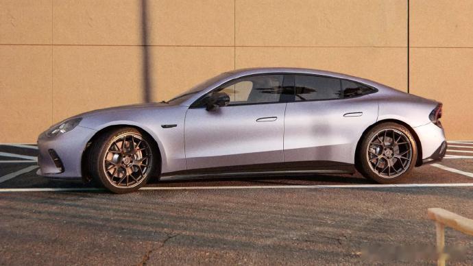 【挑战保时捷Taycan入门版，AMG 全新四门电动轿跑 GT 53 发布】GT