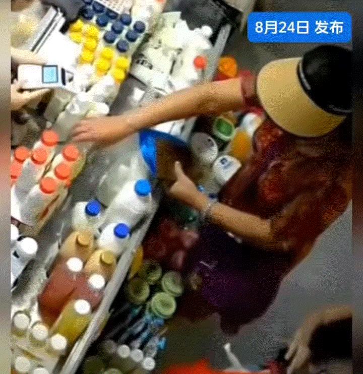 一店铺发现店内少了一瓶饮品，后老板调出监控反复查看好几次才发现，竟是一位大妈在挑
