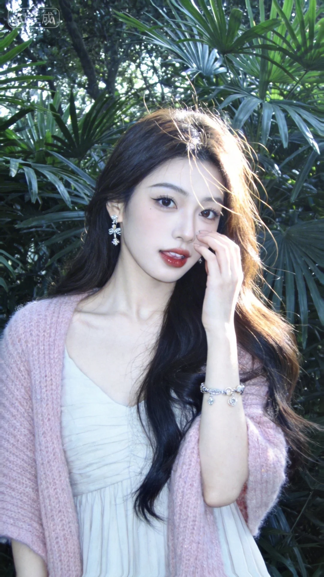 画面中的女子妆容精致、有着大眼睛，佩戴着精致的耳饰和手镯，身着长裙且外...