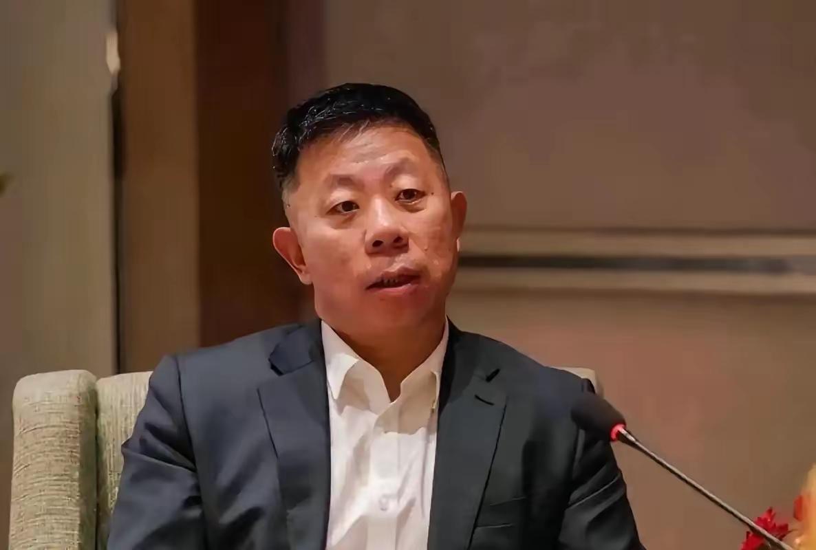 10月17日，菲律宾参议员埃赫西托要求驱逐中国驻菲大使井泉；随后，参议员图尔福又