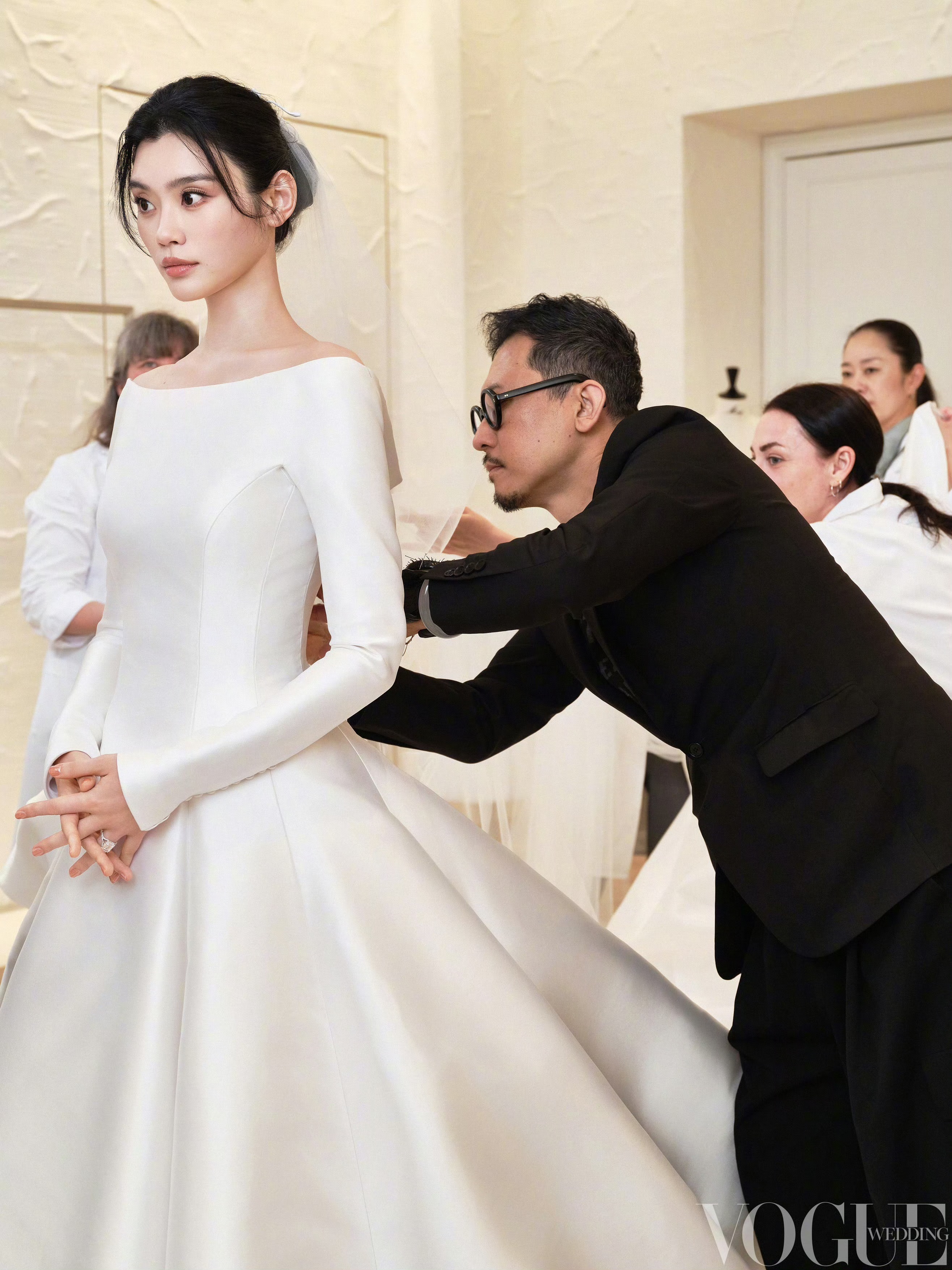 VogueWedding释出奚梦瑶的这身婚纱造型，是Dior新任总监Jonath