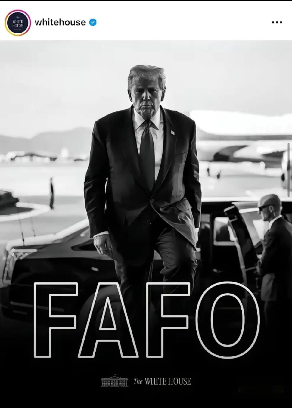 白宫1月4号发特朗普的这张照片，怎么看都有点像黑社会大哥！
配文FAFO！全称：
