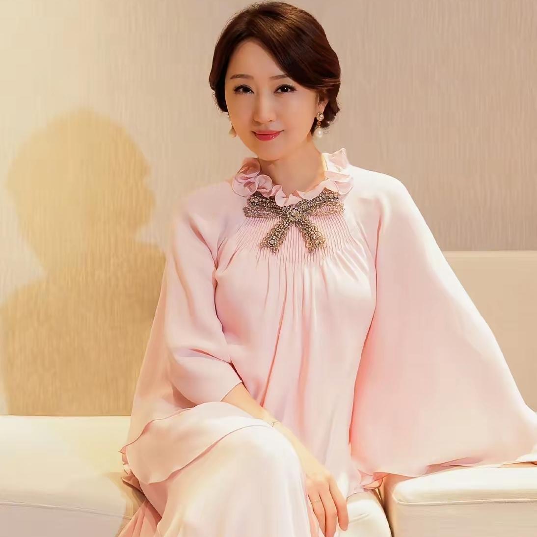 杨钰莹和赖文峰根本就不是一路人，
你看同样50多岁的人，
杨钰莹面相越来越柔和，
