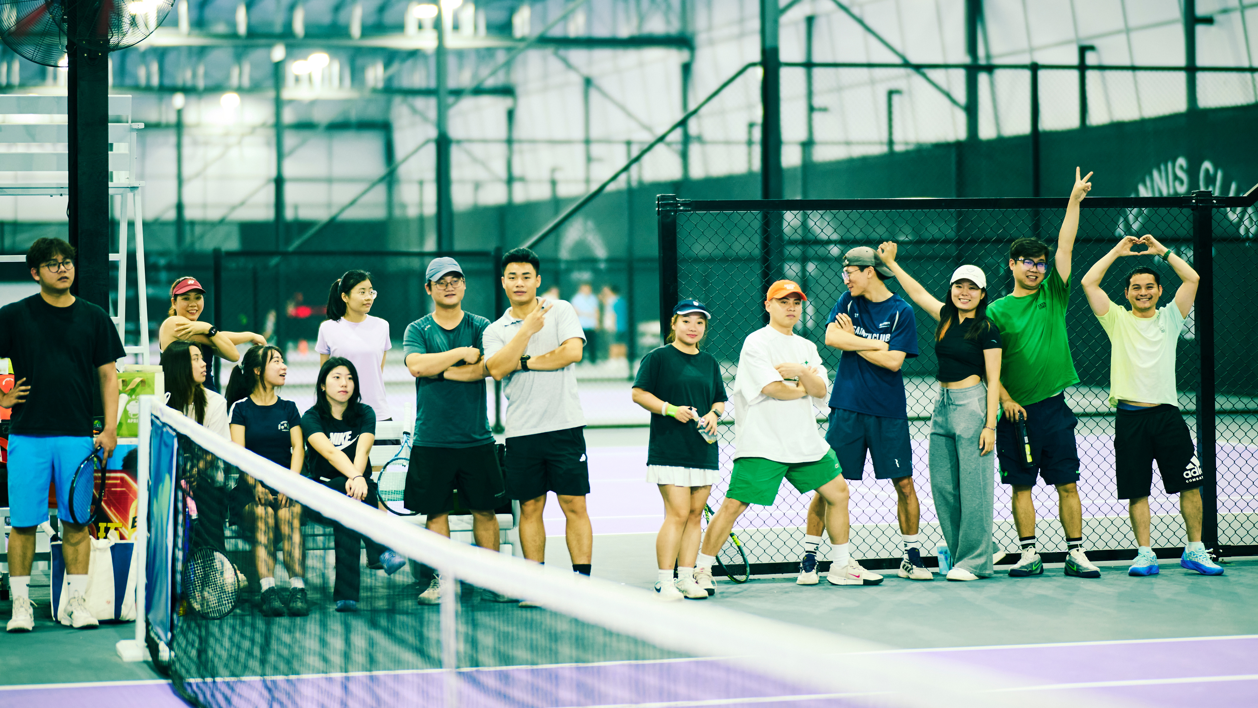 白领网球搭子很会整活也很开心！拾趣网球梦丹丹在五只羊香雪网球中心组织的活动成功把