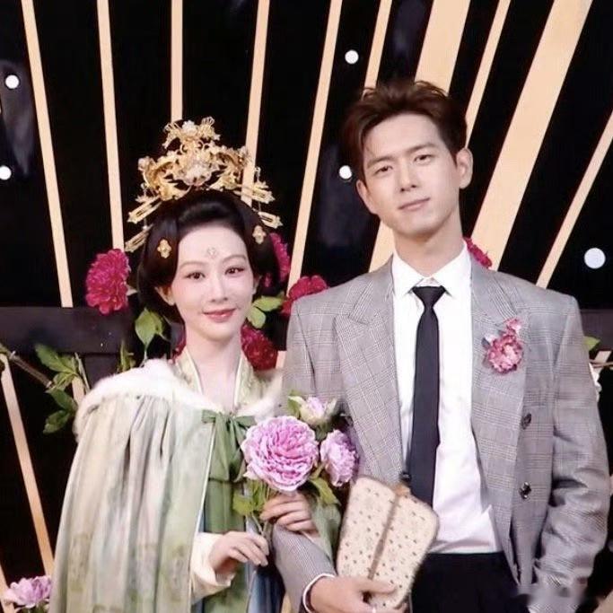 杨紫李现 纯元CP结婚 这是新剧里的造型吗？新剧好看吗？刚看完小巷人家现在剧荒 