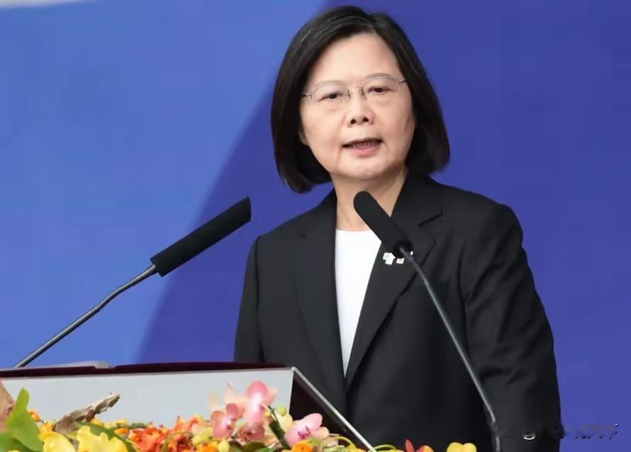 蔡英文高调复出了。

卸任之后一度低调，如今高调站上辅选第一线，接连扛起三个县市