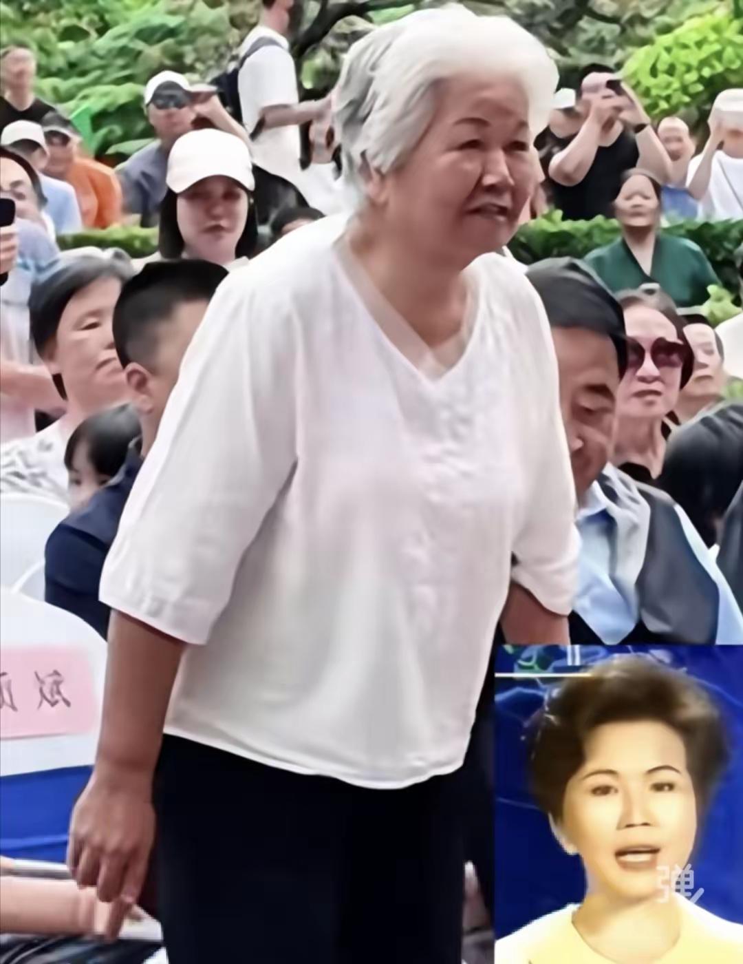 我的老天爷呀，真没想到，曾经的播音员邢质斌，竟然老成了这样，成了一个真正的老太太