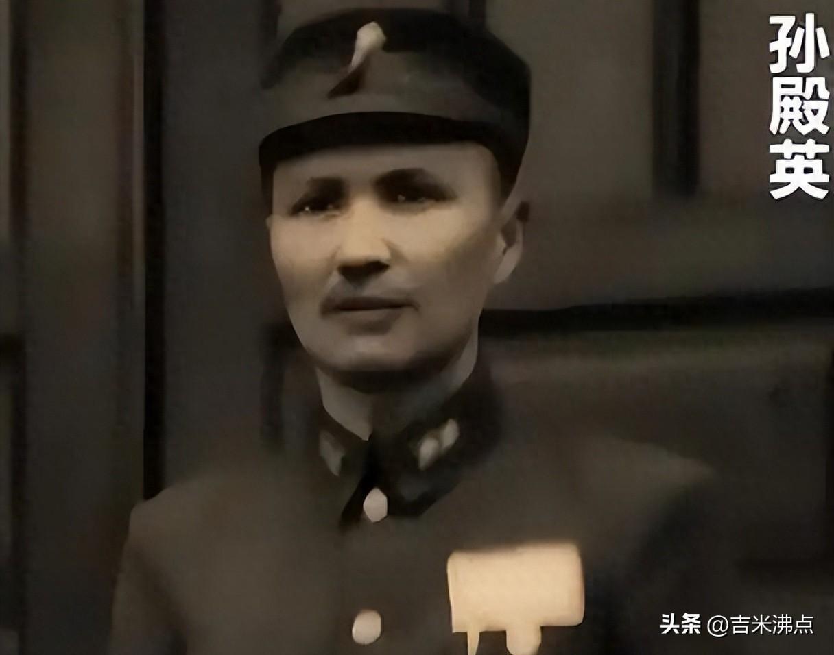 炸开皇陵的爹，跪修祖陵的儿子，同姓不同命。
清东陵地宫的硝烟还没散尽，黄帝陵的柏
