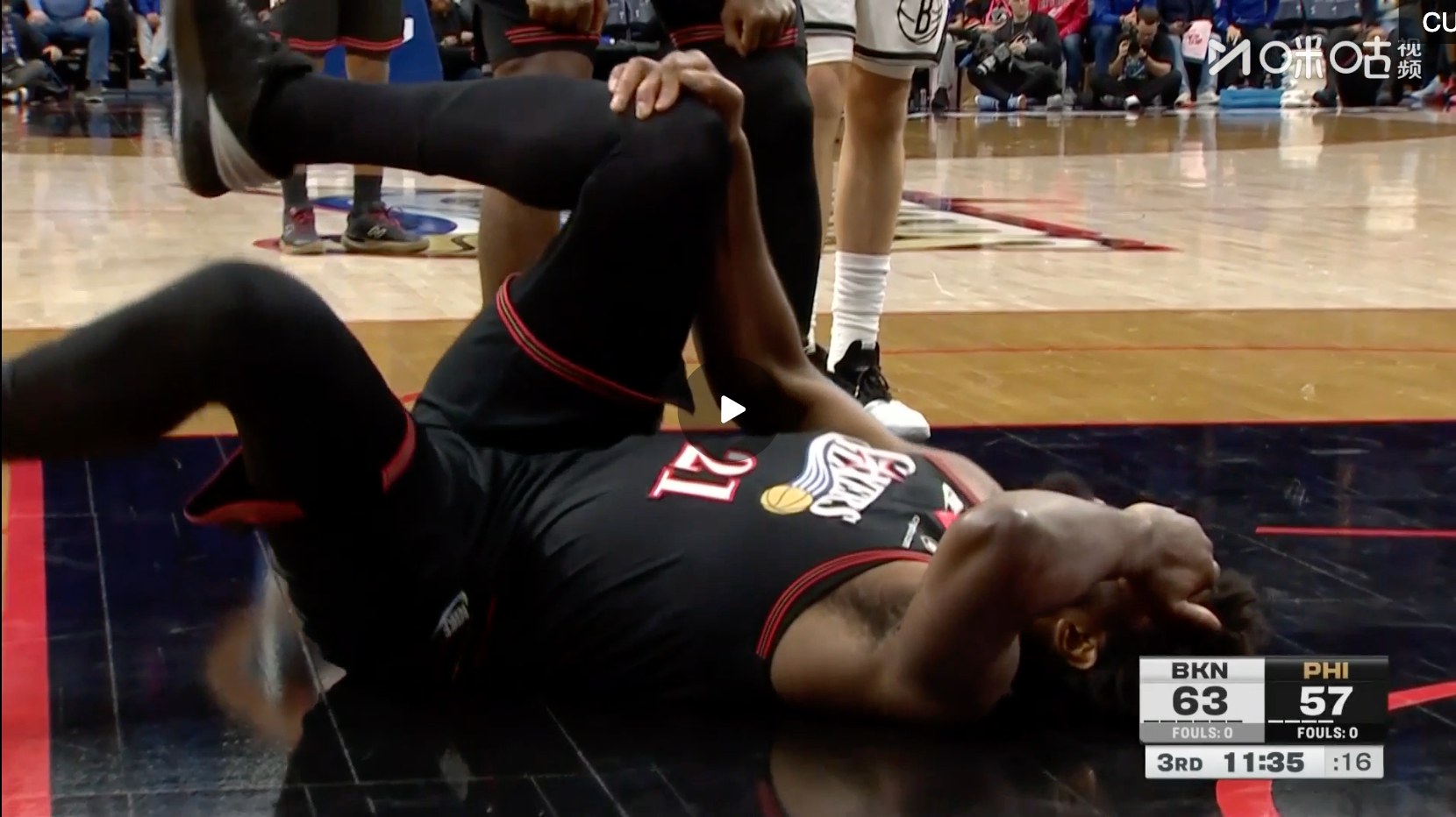 #恩比德悠着点吧# 恩比德冲向篮下时与对手相撞，随后摔倒。主动提出将自己换下..