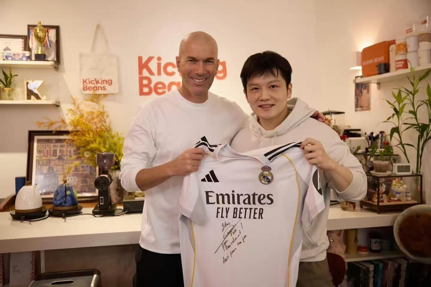 礼物是媒介，惺惺相惜是内核。当球台传奇遇见绿茵大师，两个世界的顶尖灵魂在此刻共鸣