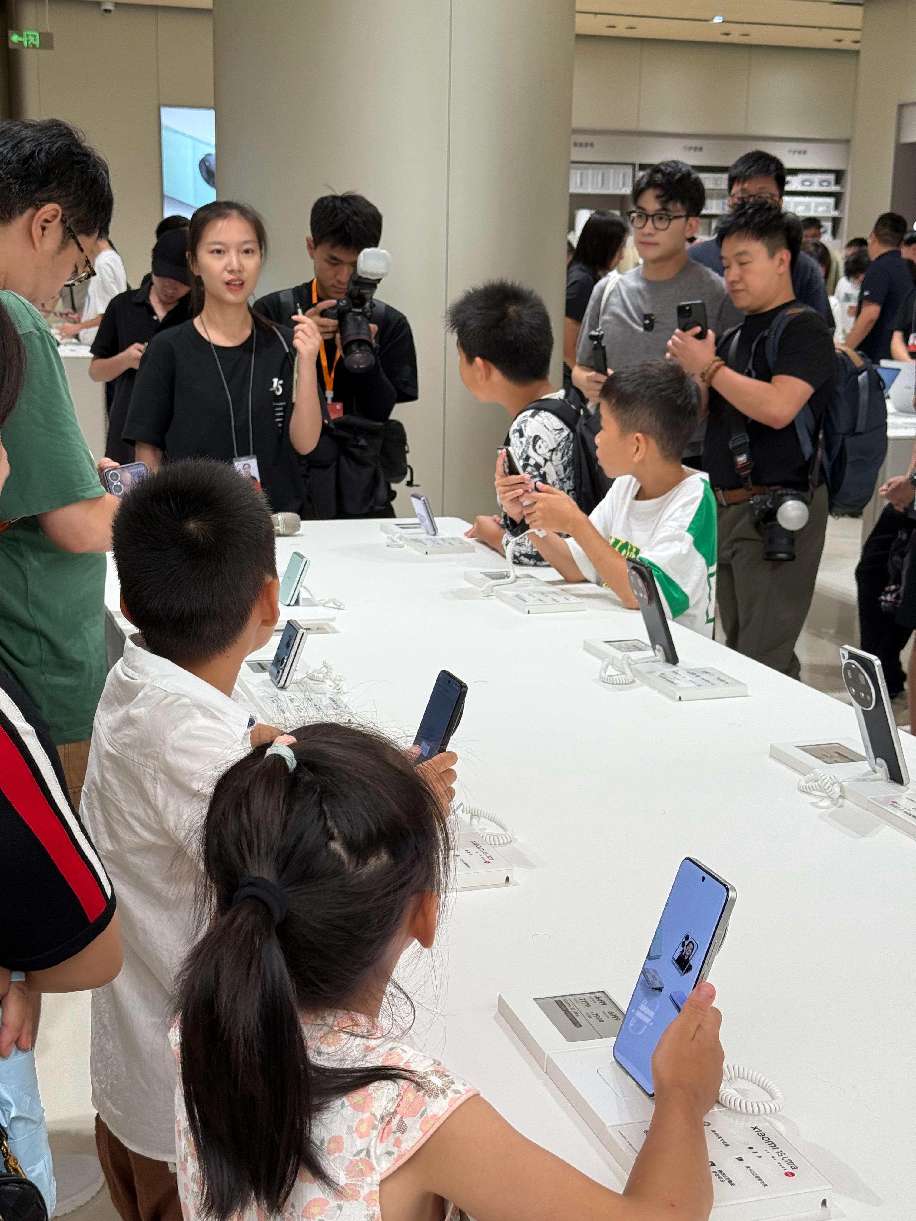 今天小米国际总部开园楼下开了一家小米之家这应该是深圳最大的小米之家深圳的小学生们