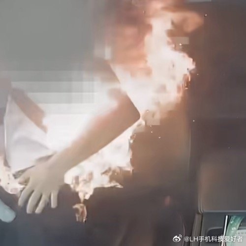 男子乘车时充电宝爆燃扔给司机绷不住了家人们，充电宝自燃，这位乘客居然把它扔给了司