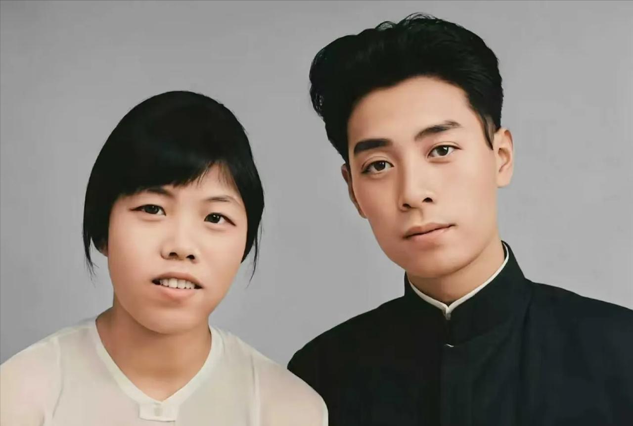 这是周总理和邓颖超年轻时的真实合影，这可不是演员扮演的，向周总理夫妇致以最崇高的