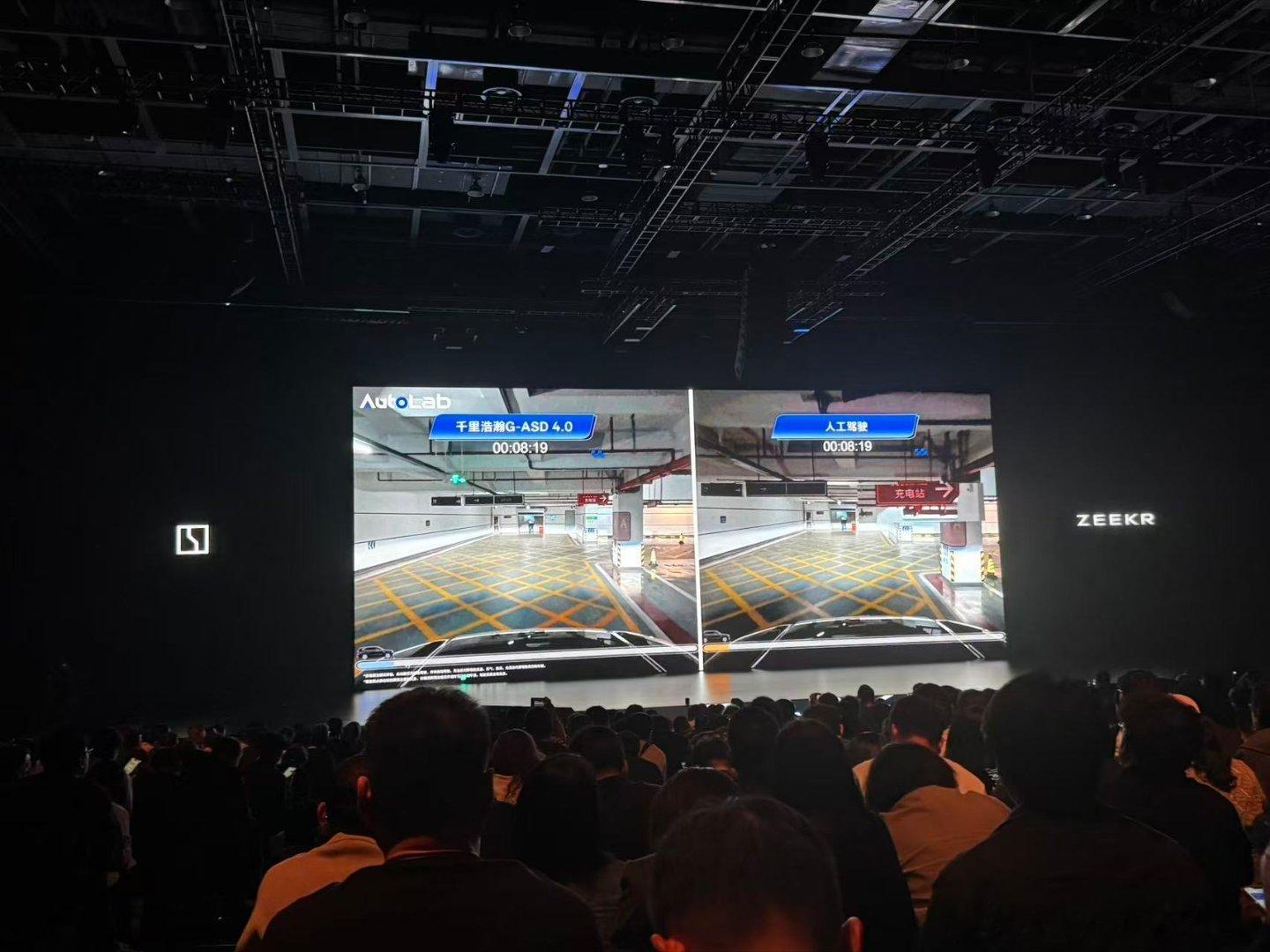 人机对比的时候，我们还特地让人驾的司机先不要下去，只给他按照导航走，跟着指示牌走