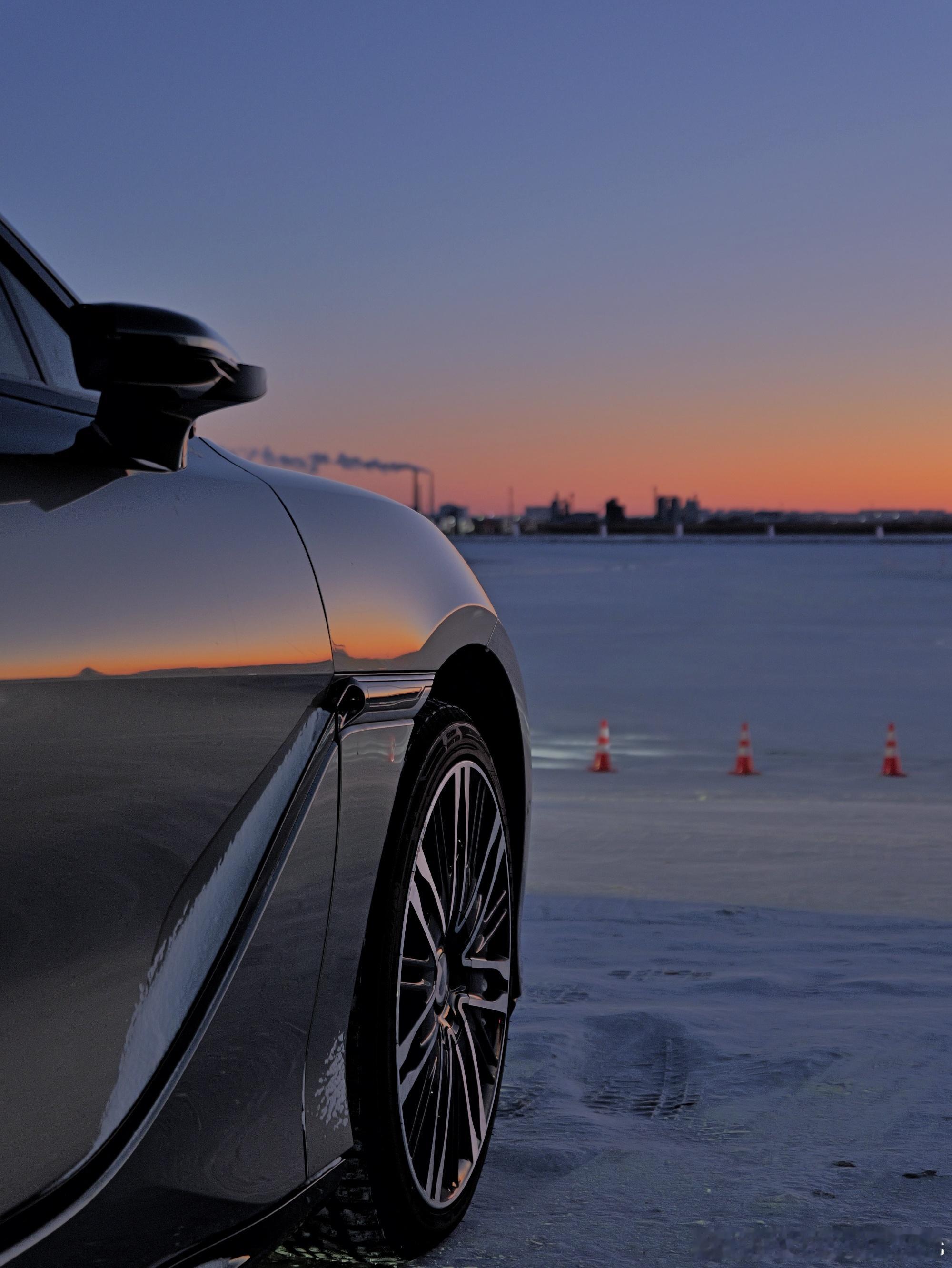 教大一个新车拍摄小技巧，这种类夕阳的橙红就是会很好看，叠很多视觉buff。比如第