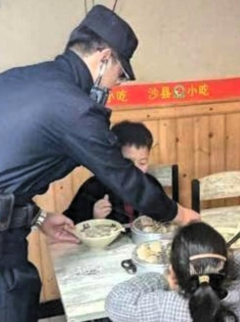 破防泪目！浙江杭州9岁男孩带7岁妹妹饿到报警，单亲网约车爸爸赶长途单忘了留钱。
