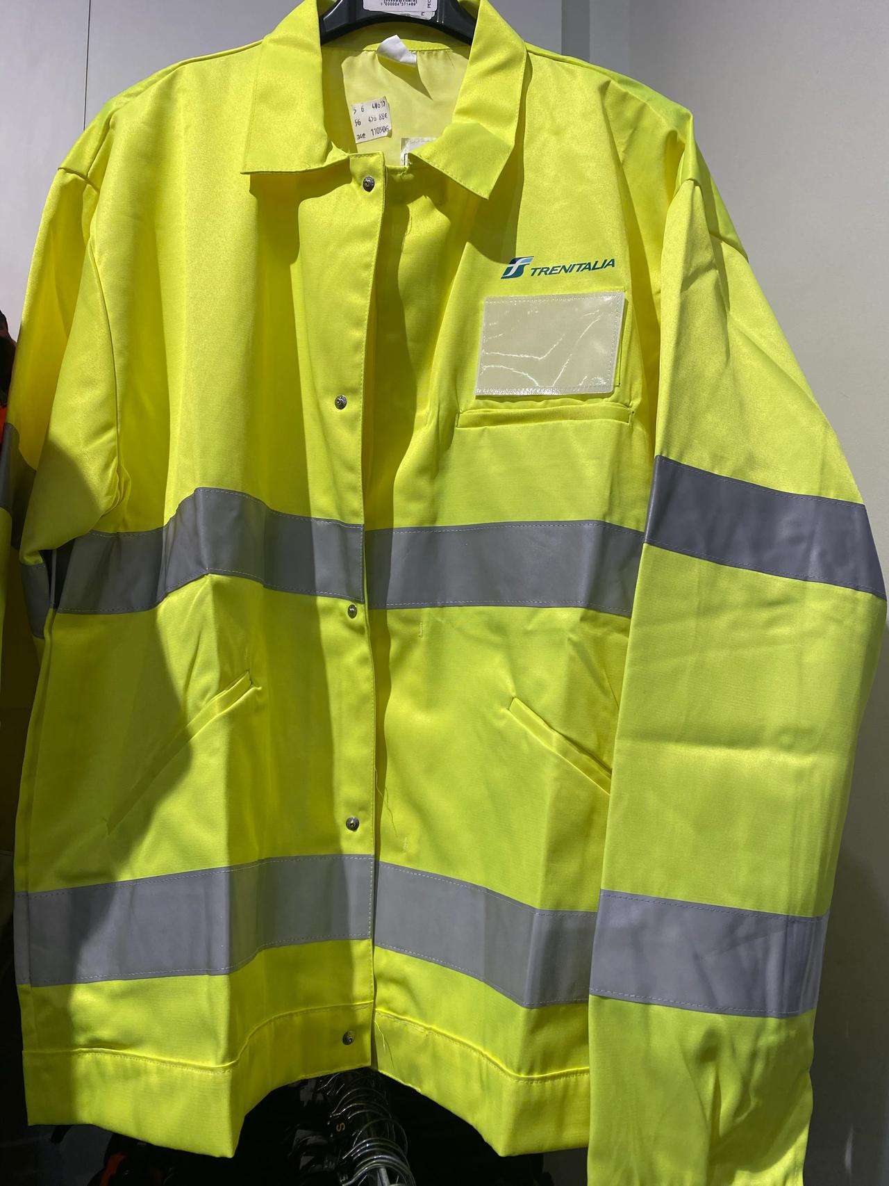 打算买一件清洁工的衣服去伦敦，可以防止被抢劫和打劫。