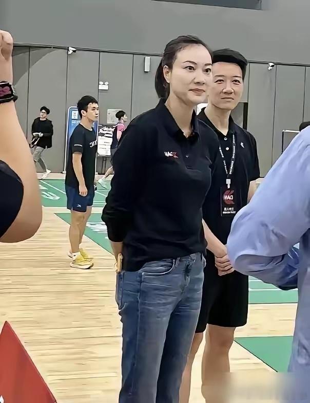 林丹老婆谢杏芳，竟带着儿子和婆婆，一起定居西班牙了。很多人还以为她在家陪老公，实