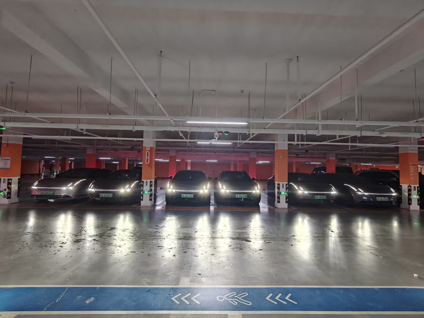 一排领克Z10聚在一起的画面配合上最新的锁车音效，想到一句诗词：听取蛙声一片领克