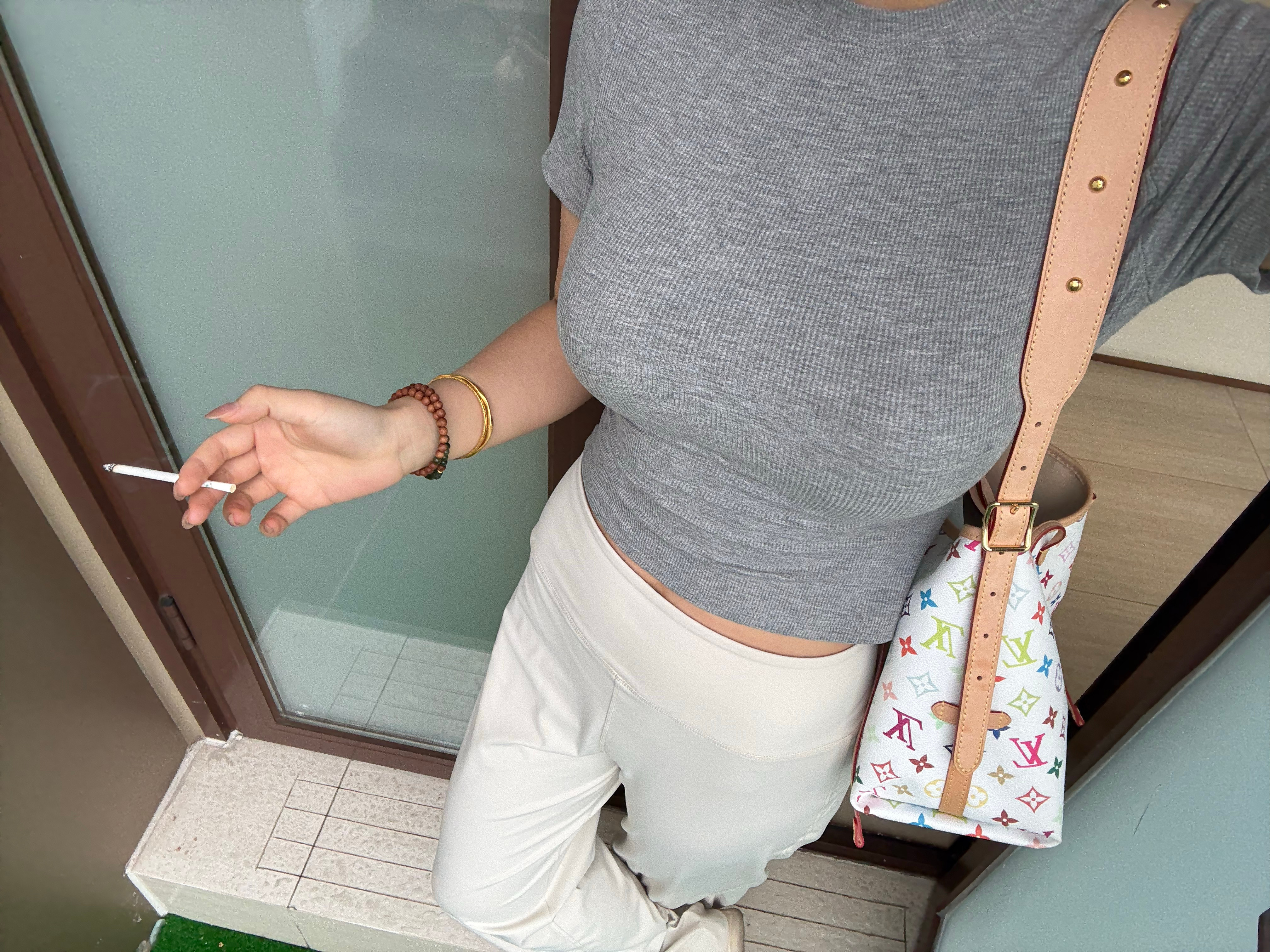 说出来大家可能相信。因为我花钱太猛了相继把两位男士吓跑了。被我妈点名批评后依旧死