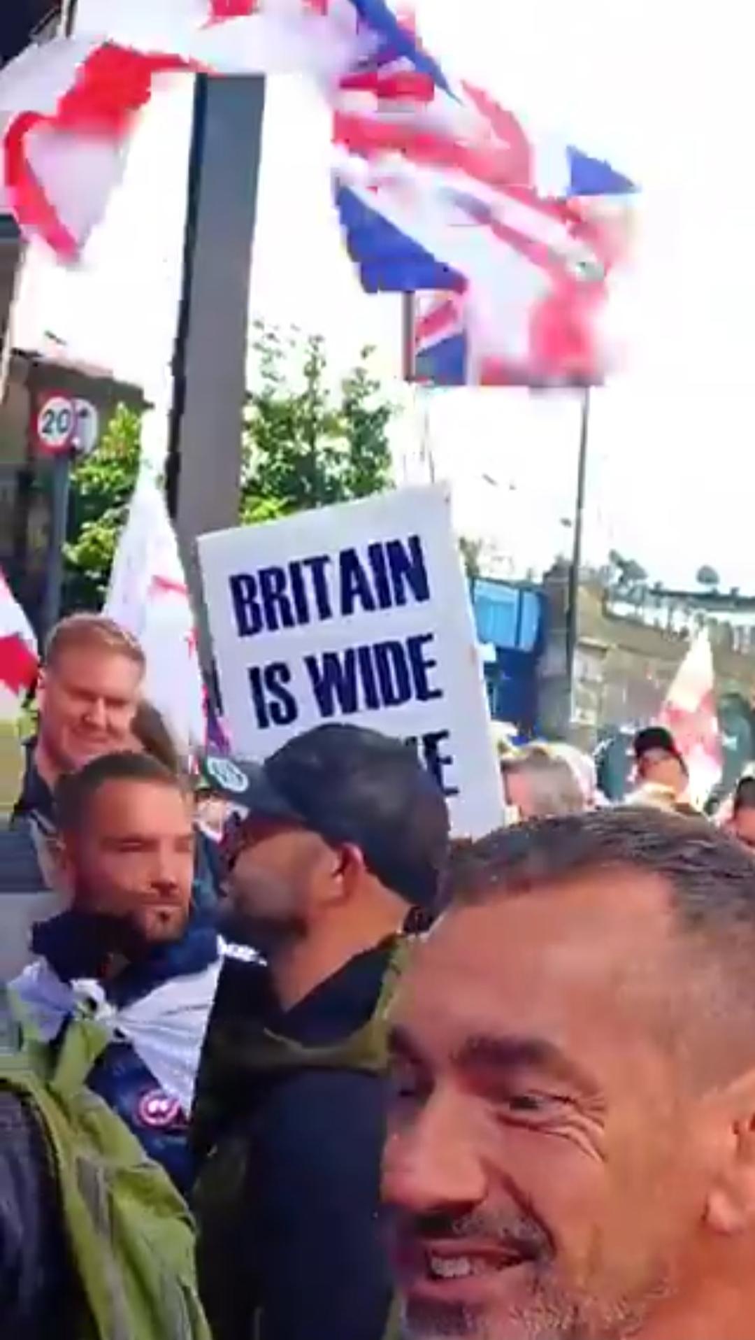 英国爆发反移民政策的游行示威，英国示威者发问： 世界上有57个穆斯林国家，为什么