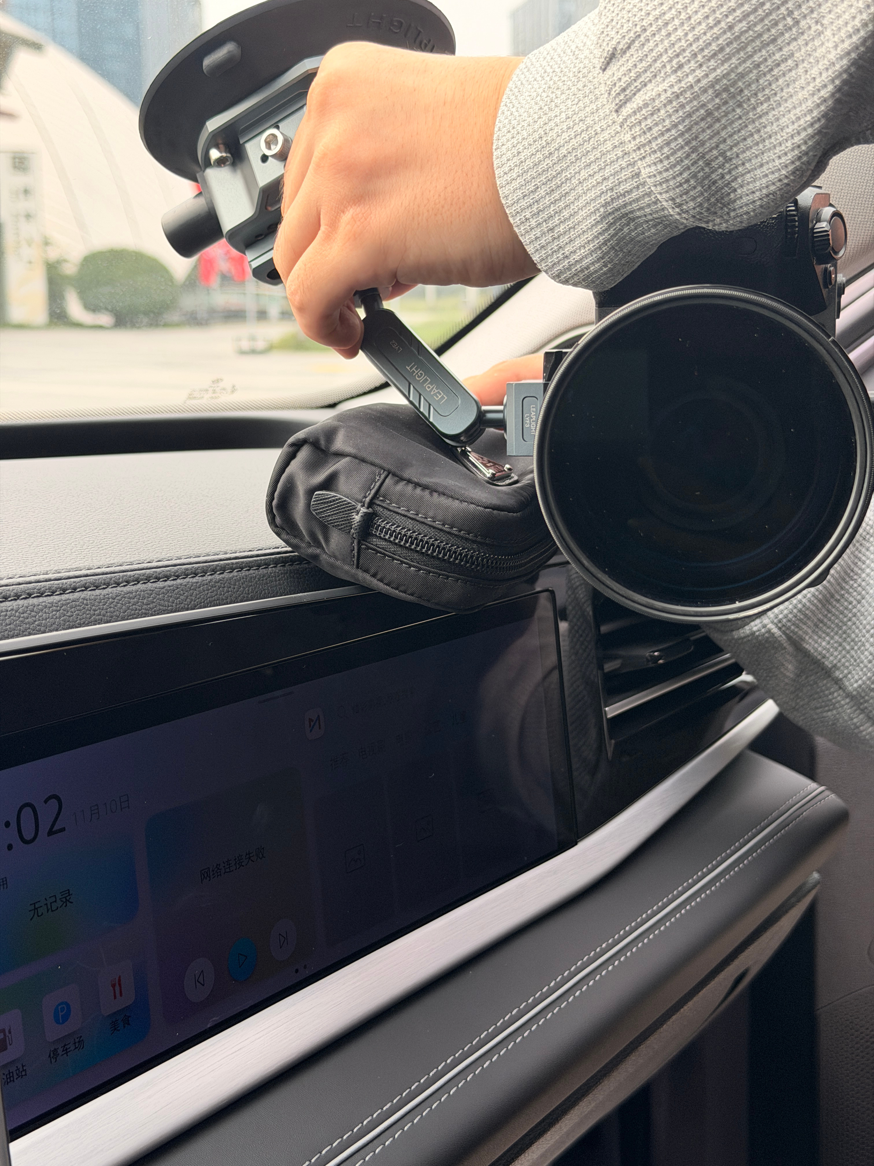 好好好……我的Prada包包被弟弟直接当做设备的垫板他们是真不把老板当人啊[笑c