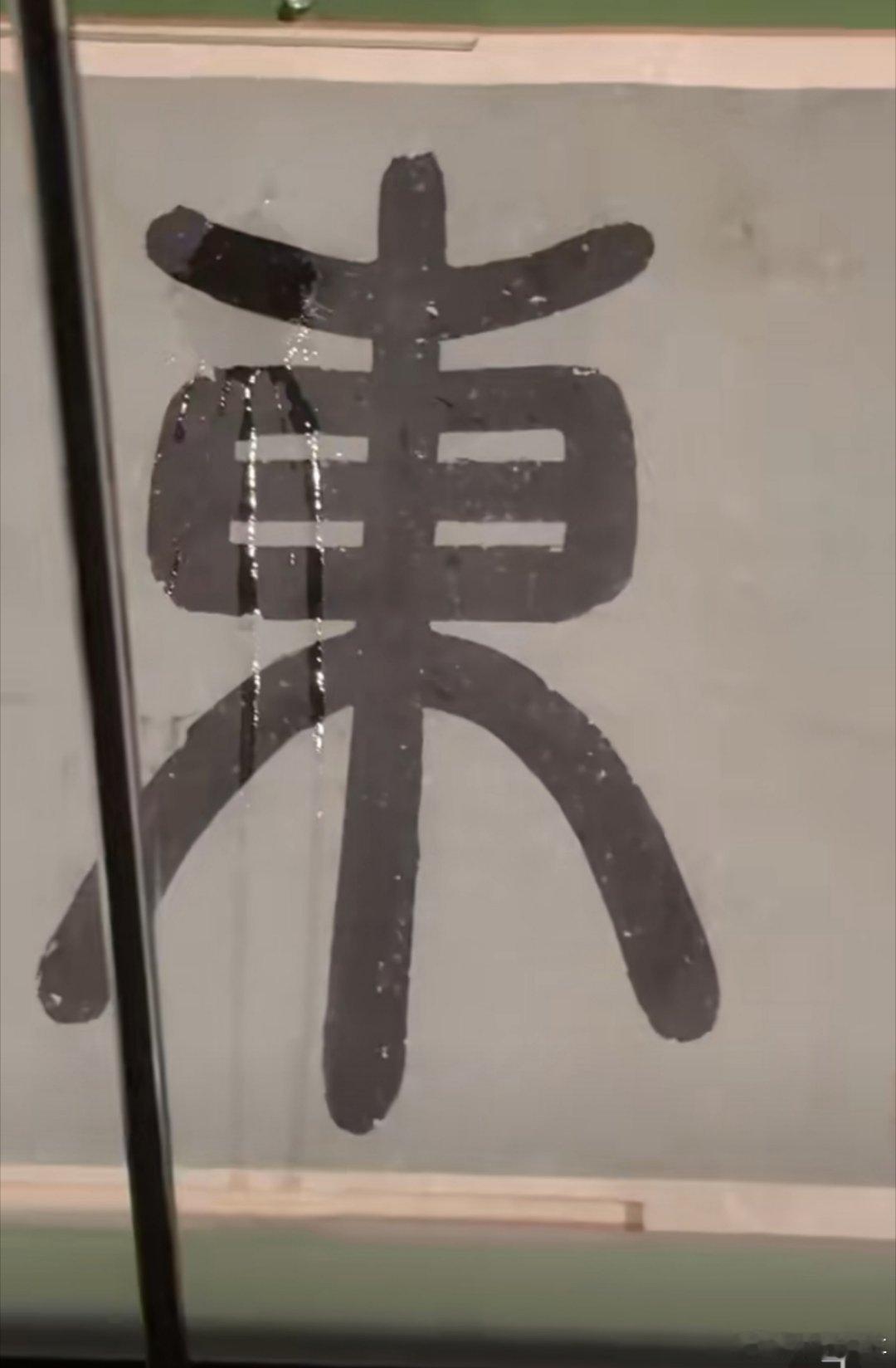 故宫漏雨不是吧，虽然确实是一直在下雨，但是对待文物的保护措施竟然这么不严谨，希望