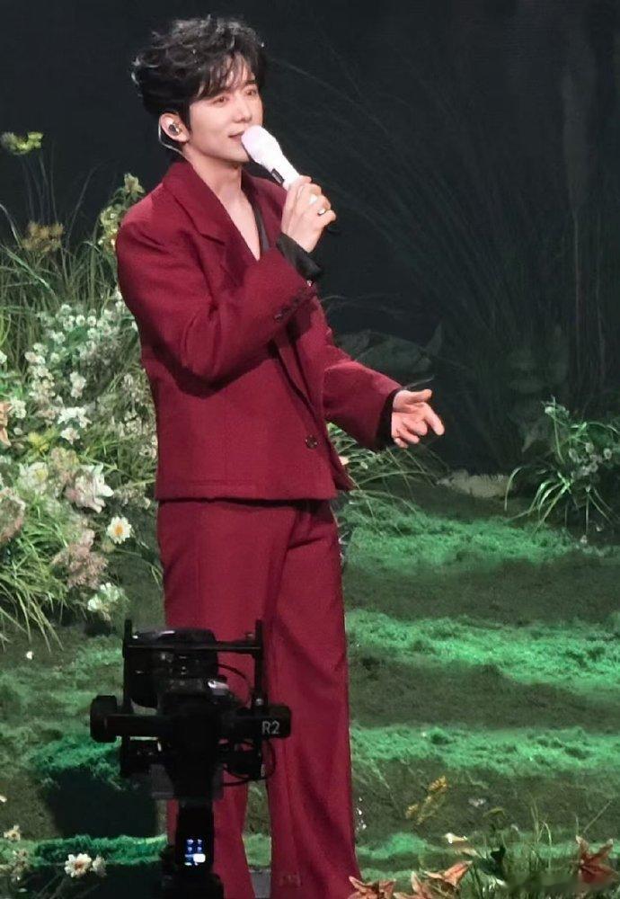 张新成最野的一次张新成杭州演唱会很难不心动，张新成一本正经的表情配上利落舞蹈，氛
