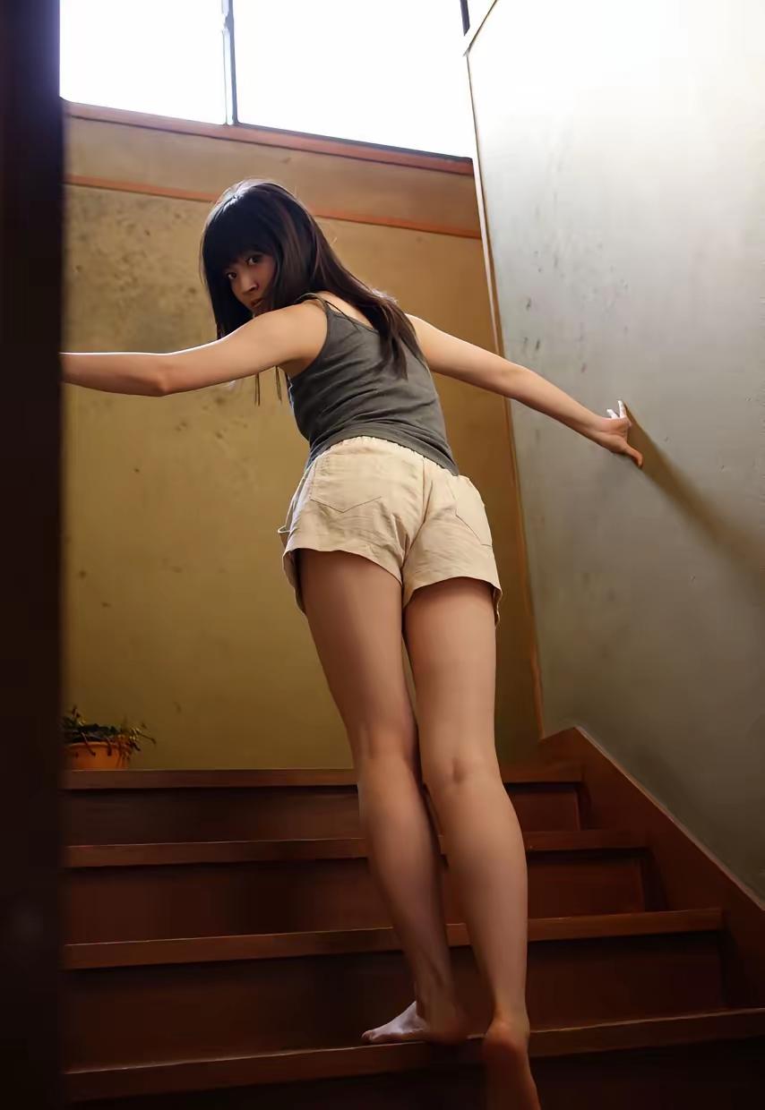 阳光洒进来的楼梯间，少女轻盈漫步，自在而美好。黄昏漫步女神 日式少女漫步