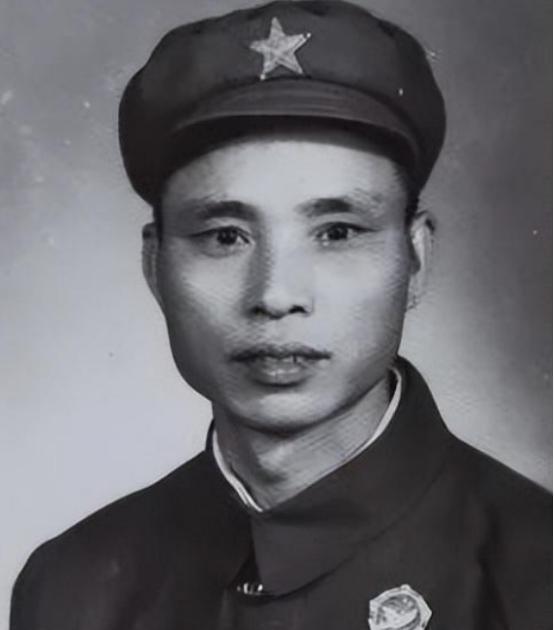 1951年，一位志愿军战士拿着刚缴获的美式重机枪，向敌人射击却发现怎么都打不中，