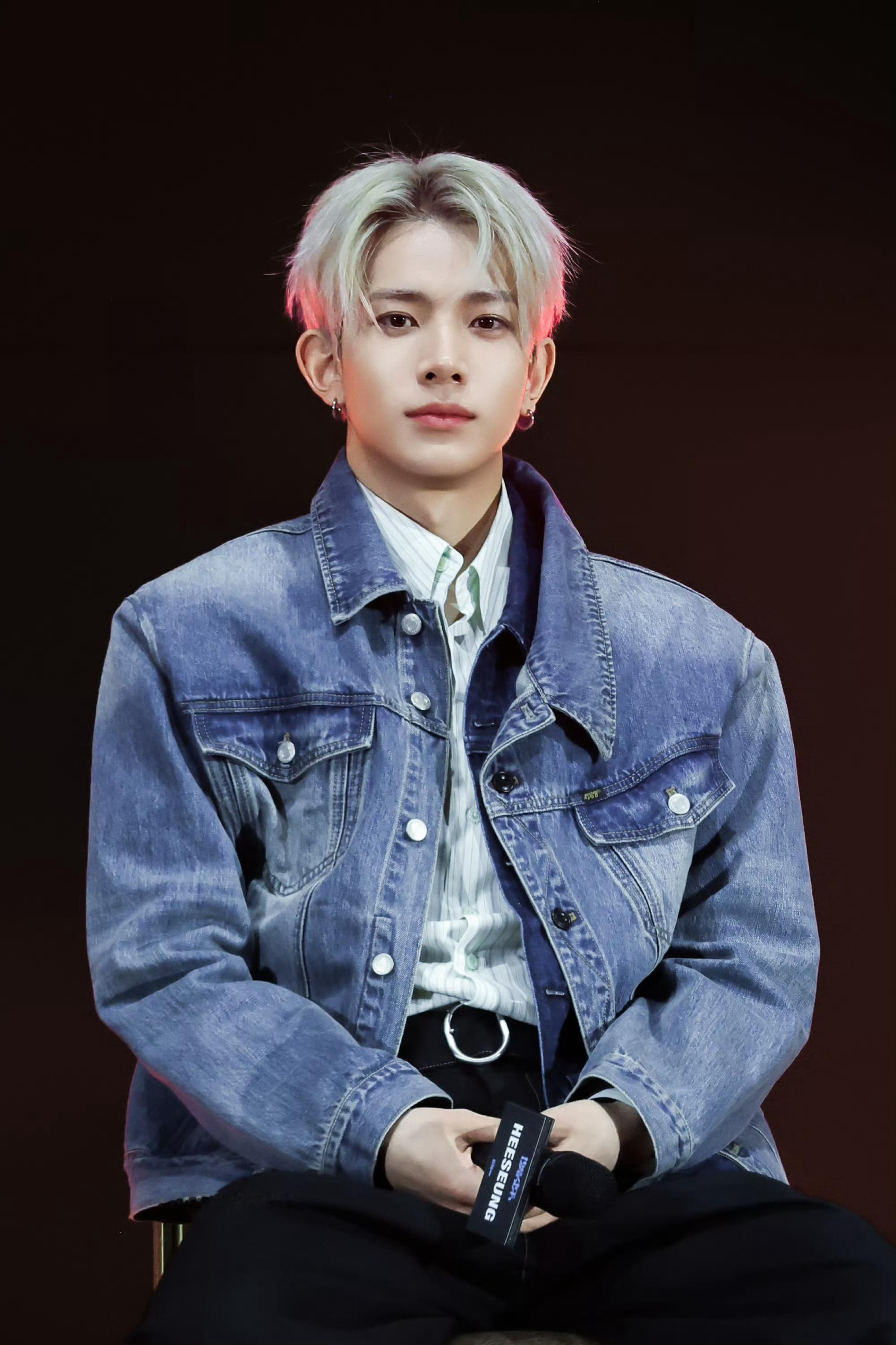 必须狠狠存档这场造型，完全是我梦中情男，好青涩好清爽好帅好苏好喜欢他。 