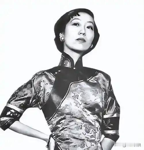 张爱玲实际上并不是一个单纯的小说艺术家，她的投机眼光大大超出常人的，她与胡兰成脑