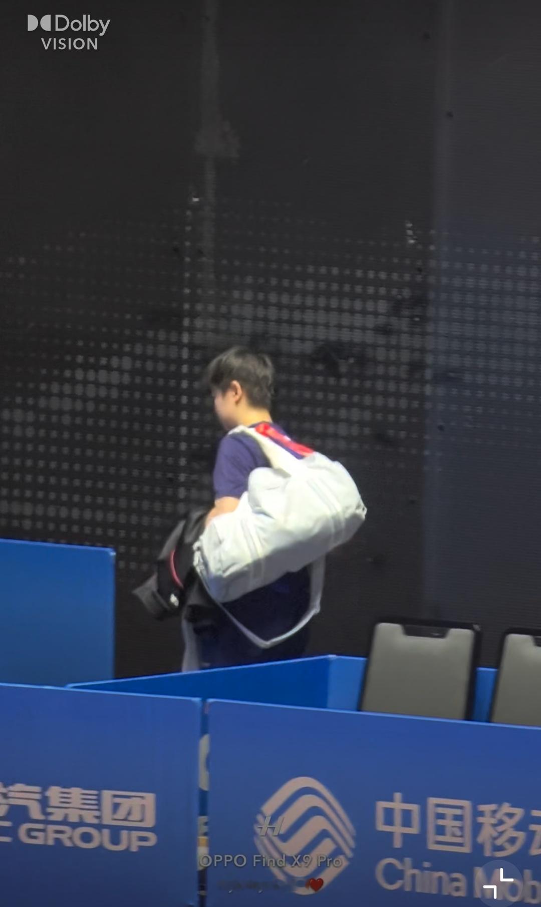 第二盘刚打完削球手孙颖莎接着就去训练场了，距离上场间隔40分钟一单孙颖莎再次上场