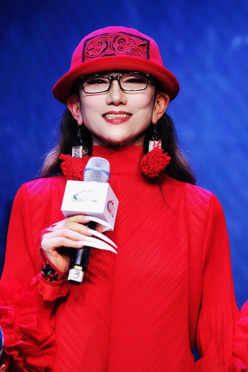杨丽萍往那一坐就是定海神针舞蹈新风暴谁懂看舞综有杨丽萍的幸福感，往那一坐气场全开