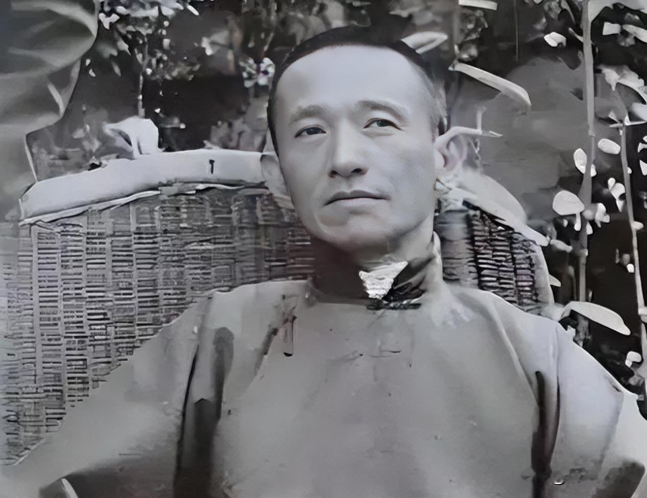 1938年7月，汉口闷热的深夜，蒋介石的“文胆”陈布雷独坐灯下，彻夜阅读《论持久