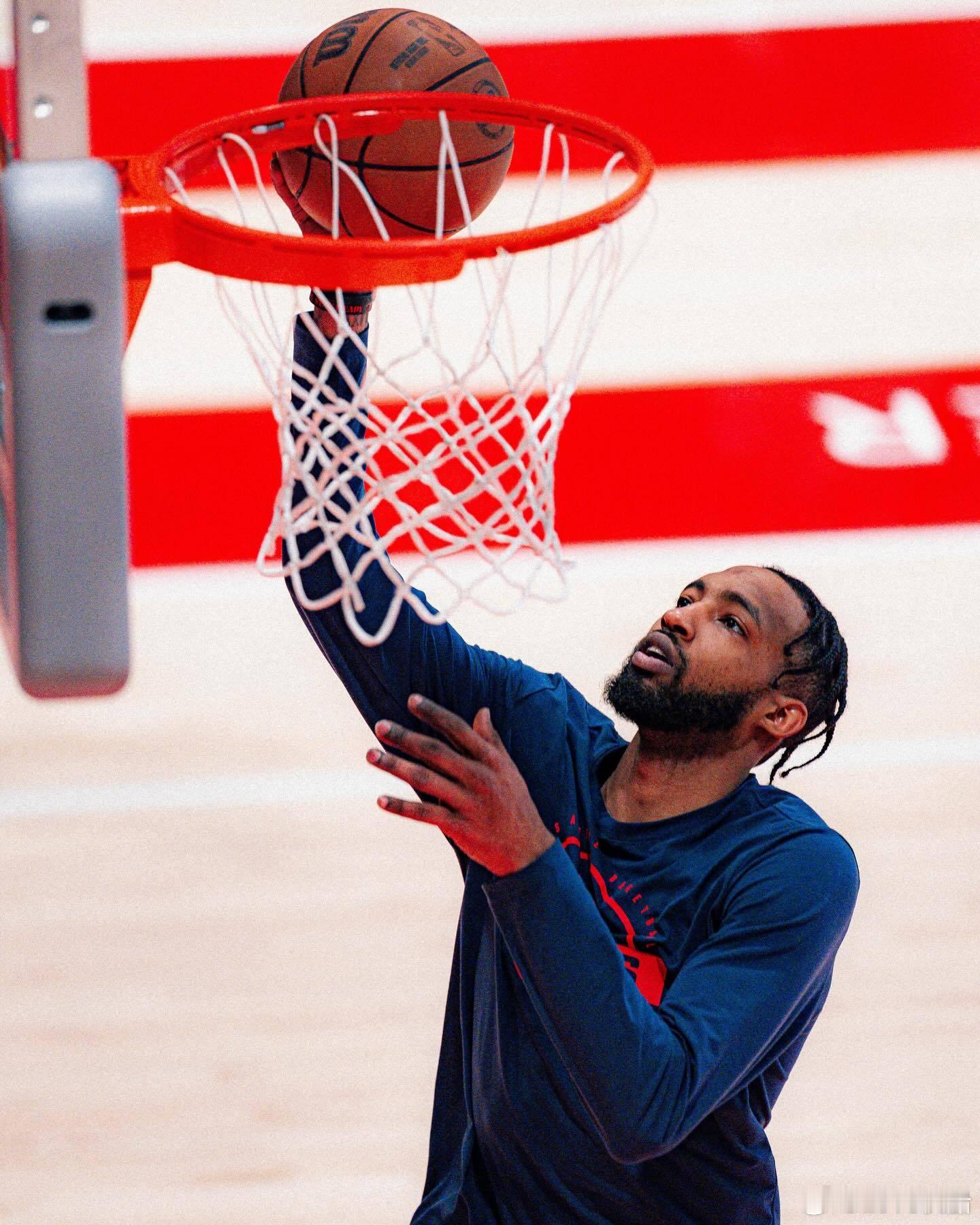 快船全队备战明天得附加赛！ 