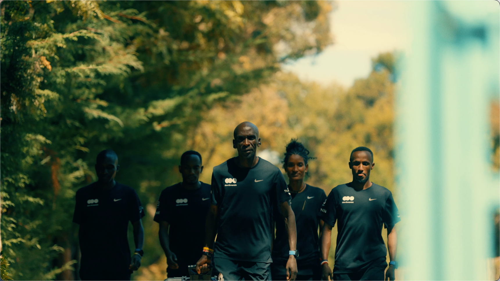 华为2026年首签跑神基普乔格7星跑者跨界联动太会了！基普乔格所在的顶级跑团官宣